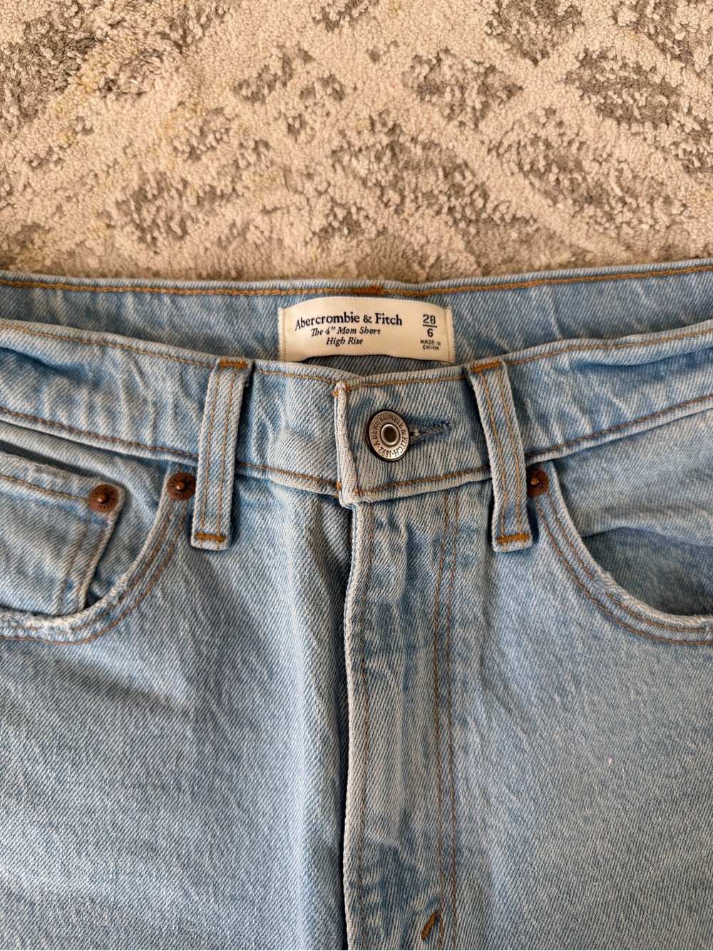 A&F 4” High Rise Mom Short - Picture 3 of 3